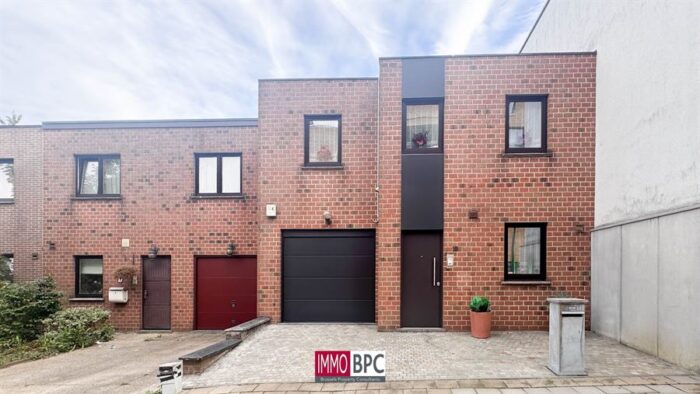 Spacieuse maison avec 4 chambres, bureau, jardin et garage pour 2 voitures - IMMO BPC
